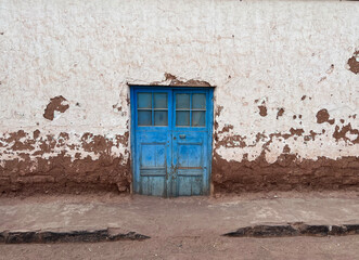 Puerta Azul muro de adobe