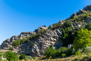 vue de falaise au bas du Mont Ventoux