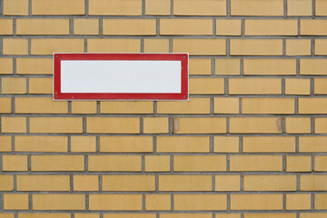 leeres weißes Schild mit textfreiraum an einer Ziegelmauer