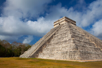 Fototapeta na wymiar Chichen Itza, one of the most visited archaeological sites in Mexico.
