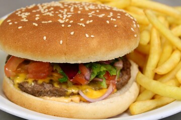 Un cheeseburger frites.