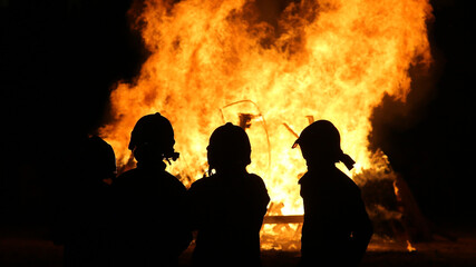 Fototapeta na wymiar Bomberos vigilando el fuego