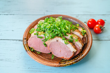 葱が山盛りのった合鴨パストラミ