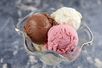ice cream balls in the bowl