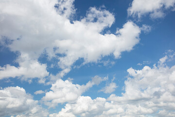Naklejka na ściany i meble céu azul com nuvens brancas