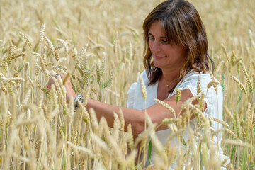 BELLA DONNA CAMPO DI GRANO