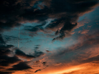 Wolkenhimmel nach Sonnenuntergang