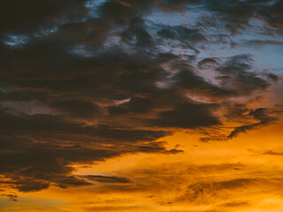 Wolkenhimmel nach Sonnenuntergang