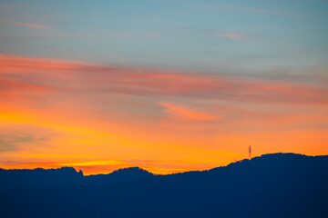 オレンジ色に染まった朝の空