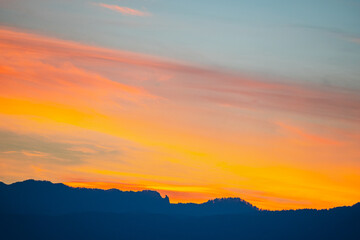 オレンジ色に染まった朝の空
