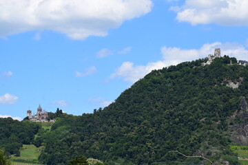 Fototapeta na wymiar Drachenfels mit beiden Burgen