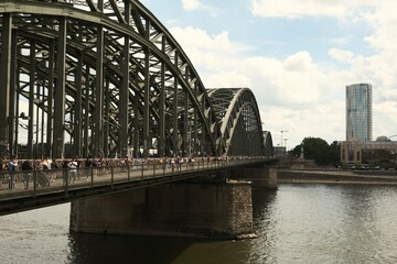 Obraz premium Brücke über den Rhein bei Köln