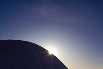 Detalhe do Centro Cultural Oscar Niemeyer no início da manhã, na Esplanada JK em Goiânia, Goiás. Um espaço público onde acontecem eventos culturais.