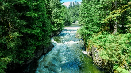 Fleecedeken met foto Bos rivier Turbulent Capilano river just downstream from Cleveland Dam and waterfall at Capilano fish hatchery.  © Andrew