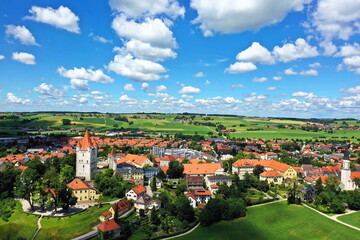Luftbild von Haag in Oberbayern bei schönem Wetter