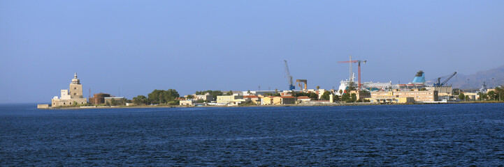 Fototapeta premium Messina, Sicily (Italy): harbor view of Messina from the Strait of Messina