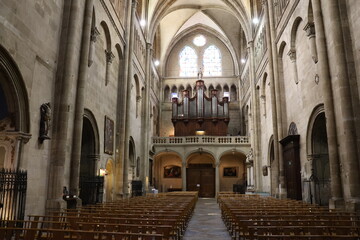 L'église collégiale Saint Barnard, construite au 9ème siècle, intérieur de l'église, village de Romans sur Isère, France