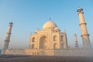 Fototapeta na wymiar Exterior of the Taj Mahal in the early morning, Agra, Uttar Pradesh, India, Asia