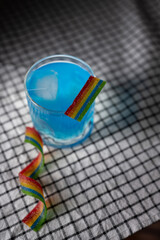 Bebida azul con dulce de color