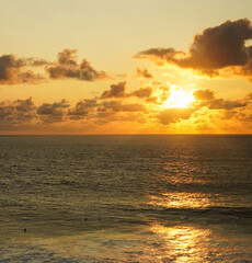 Sonnenaufgang am Meer mit Wolken