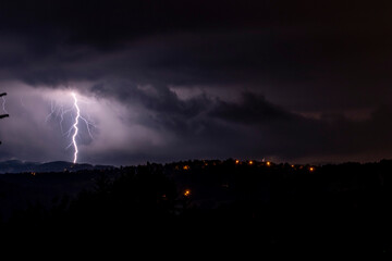 pioruny nad miastem ciemna noc błyskawica - obrazy, fototapety, plakaty