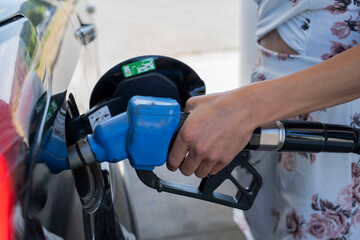 plein en ethanol d'une voiture par une femme