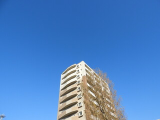 快晴の空とビル