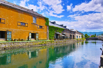 Fototapeta na wymiar 新緑の北海道小樽市、中央橋方面から見る南側の小樽運河の倉庫群 