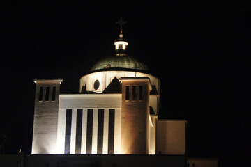 Nocne zdjęcie oświetlonego kościoła. Starogard Gdański, Poland AfterFotoJpg