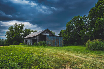 Obraz premium Stunning photos of forest and a lake scenic nature landscapes from rural scenes around Ontario Canada with farm, barns and sunsets in a rural setting