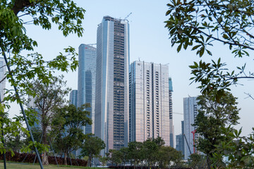 Obraz premium A tall unfinished building near Shenzhen Bay Park