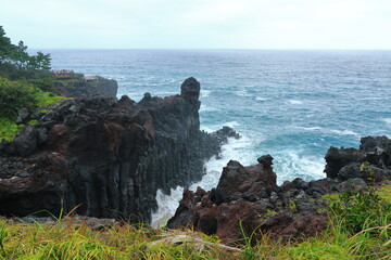 제주 서귀포에 있는 대포동주상절리의 파도치는 아름다운 풍경이다
