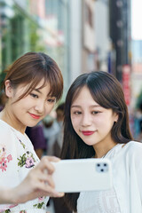 街中で自撮りする女性達