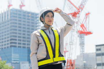 笑顔の工事現場で働く日本人女性