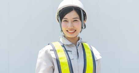 ヘルメットを被った日本人の警備員女性
