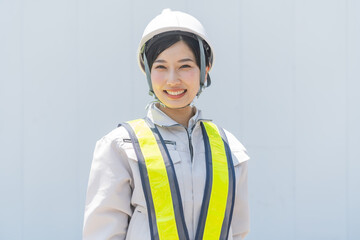 ヘルメットを被った日本人の警備員女性