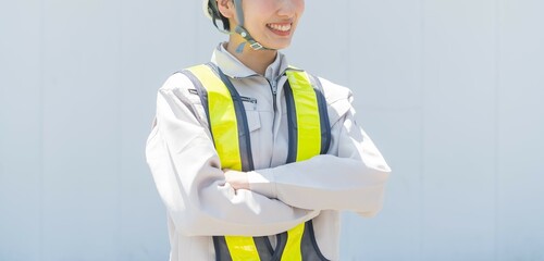 ヘルメットを被った日本人の警備員女性