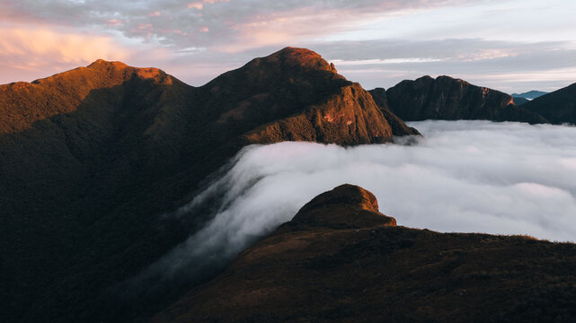 Nascer do Sol Acima das Nuvens no Pico Parana