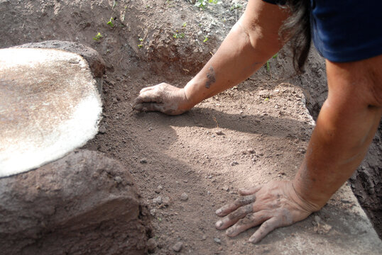 Mujer Latina Fabricando Un Bracero Para La Cocina