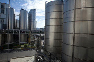 Tanques de leche cruda, empresa argentina de producción de lácteos, donde se trabaja toda la cadena de elaboración.