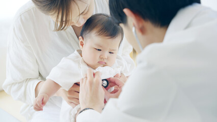 赤ちゃんを診察する医師　小児科医　乳幼児検診