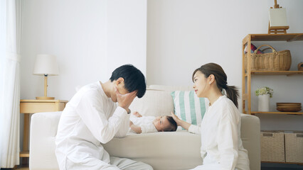 Fototapeta premium 育児に疲れたカップル