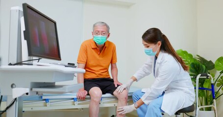 doctor show knee joint xray