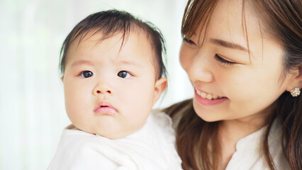 赤ちゃんをあやすママ