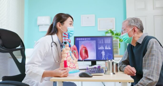 doctor show lung alveolus model