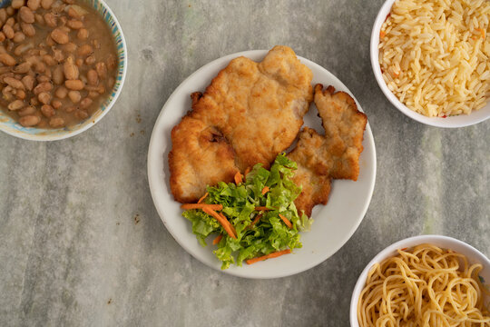 Comida regional nordestina, peixe frito com feij&atilde;o, arroz e macarr&atilde;o