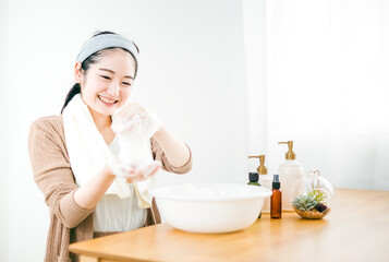 泡洗顔する女性（泡立てる）
