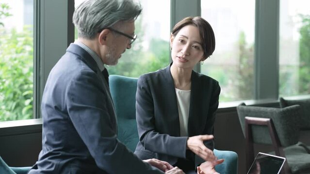 ラウンジで打ち合わせをするビジネスパーソン