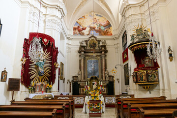 reich geschmückter barocker Innenraum (Altar, Kanzel, Mosntranz) der Stadtkirche von St. Pölten