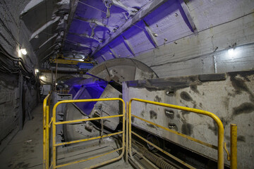 Rotating unloader of railway underground cars.